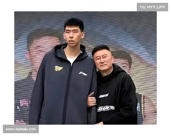 广东全队为杜锋庆生 徐昕欲离场遭周鹏劝阻引发关注 广东全队为杜锋庆生 徐昕欲离场遭周鹏劝阻引发关注